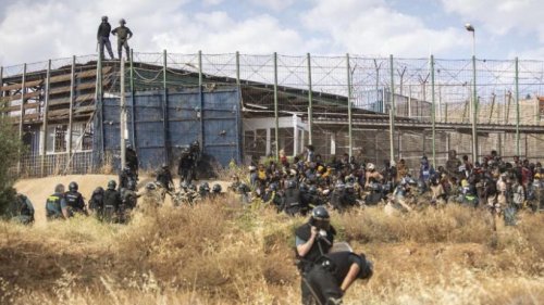 Spanien: Migranten stürmen Grenzzaun - Polizei reagiert