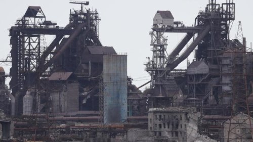 Erste Soldaten verlassen Asow-Stahlwerk in Mariupol