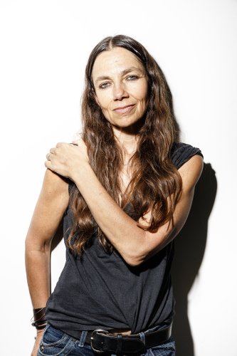 Justine Bateman’s Aging Face and Why She Doesn’t Think It Needs ‘Fixing’