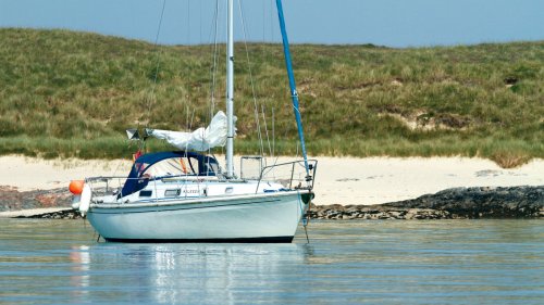 Anchoring a boat: 6 tips to keep you safe