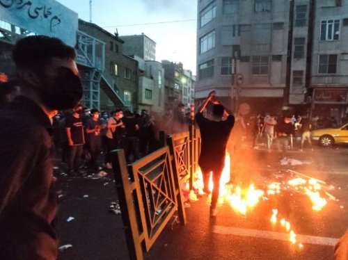 Iranian protesters continue to rage against regime after pro-government rallies