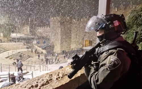 La police arrête quatre émeutiers palestiniens à Jérusalem-Est, sous la neige