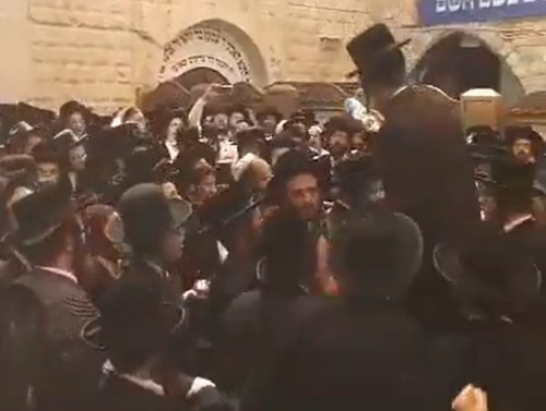Worshipers clash with cops, break through barriers at Mount Meron holy site