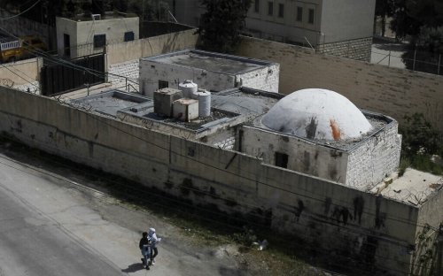 PA police extract 5 Israelis mobbed after illegally entering Joseph’s Tomb in Nablus