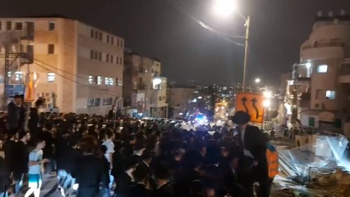Police detain at least 2 as rival factions of Hasidic sect clash in Jerusalem