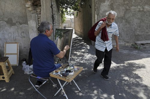 Iran’s outdoor painters aim to capture old Tehran before building boom overruns it