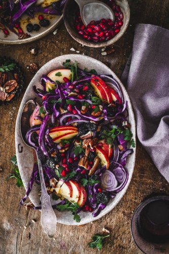 Orientalischer Rotkraut Salat mit Granatapfelkernen und Rosinen – Unsere vegane Spätsommer-Empfehlung