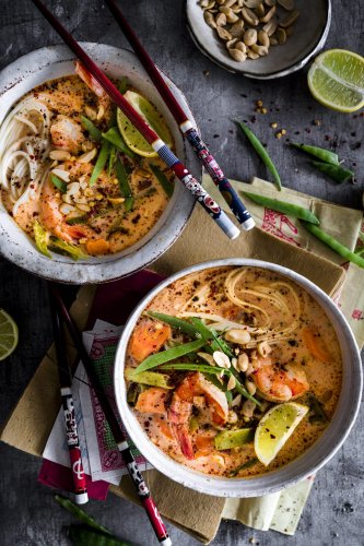 Unsere Lieblings Thai Suppe mit Garnelen und Nudeln – in 25 Minuten fertig.