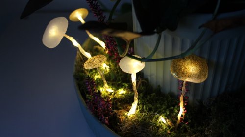 Leuchtende Pilze mit Heißkleber & Glitzer basteln – Herbstdeko