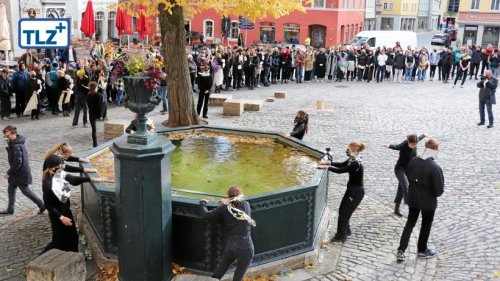 Originelle Performance rings um Weimarer Brunnen