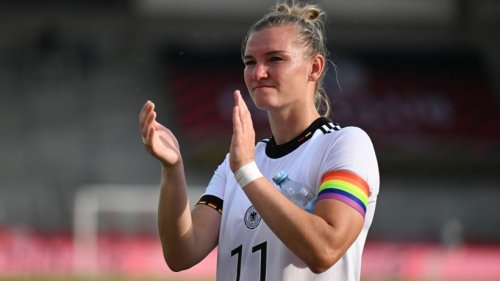 Regenbogenfarbe im Herzen und am Arm, aber nicht bei WM