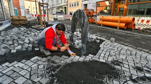 In der Marienstraße in Eisenach breitet sich neues Granitpflaster aus