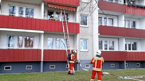 Feuerwehr in Erfurt übt sich im Fensterln über den Balkon