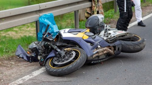 Mit Gegenverkehr kollidiert: Junger Motorradfahrer schwer verletzt