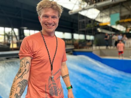RheinRiff in Düsseldorf: So surft es sich auf der größten Indoor-Welle der Welt