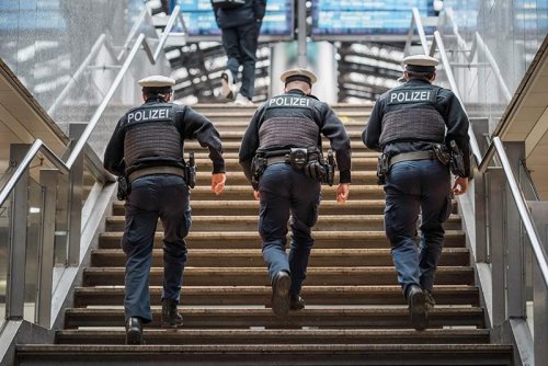 Köln Hauptbahnhof: Brutales Quartett schlägt und tritt Mann (28) bewusstlos