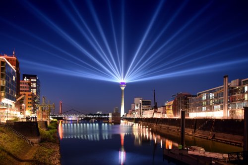 Rheinturm in Düsseldorf: Heute letzter Termin für neue Lichtershow!