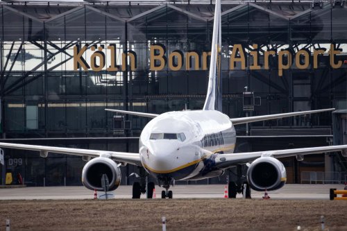 Pöbeleien und Tränen: Mallorca-Flug von Köln/Bonn versinkt im Chaos – Passagiere rufen Polizei