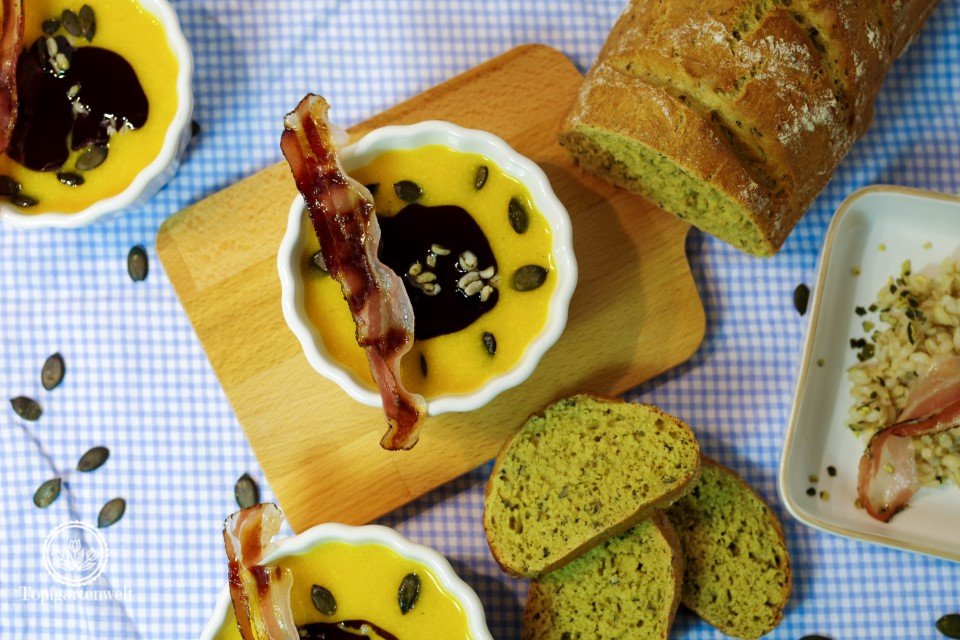 Steirische Kürbiscremesuppe mit Kürbiskernöl und Crème Fraiche