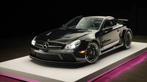 Motores de cuatro cilindros, de seis... Aquí tienes un auténtico motor V12 de Mercedes en este deportivo que está a la venta