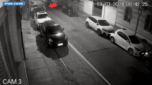 Tenta il furto sotto la telecamera del commissariato, gli agenti vedono il topo d’auto in azione: video