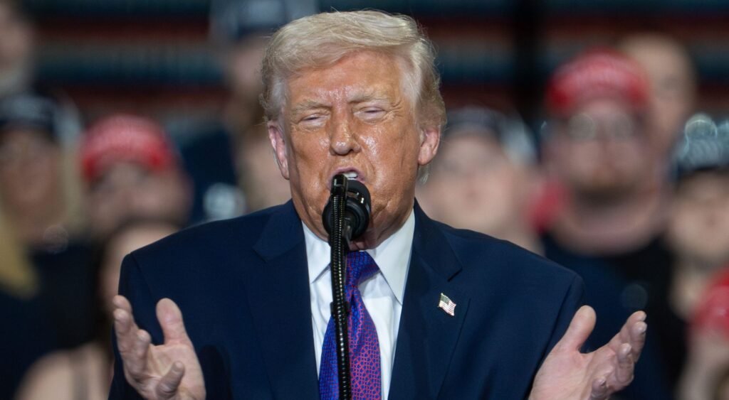 Lệnh thể thao ở trường đại học của Donald Trump đưa ra cảnh báo về quyền tự do của vận động viên