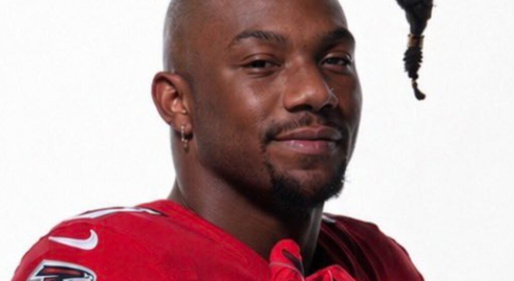 Bijan Robinson’s Ridiculous New Hairstyle For Photo Day Has NFL Fans Freaking Out
