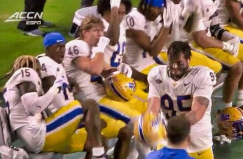 Pittsburgh Panthers Players Were In Shock Watching Teammate Smash Helmet Over His Head On The Sidelines (VIDEO)
