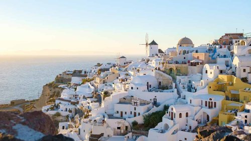 This Greece Itinerary Delivers It All – Island Dreams & Ancient Ruins