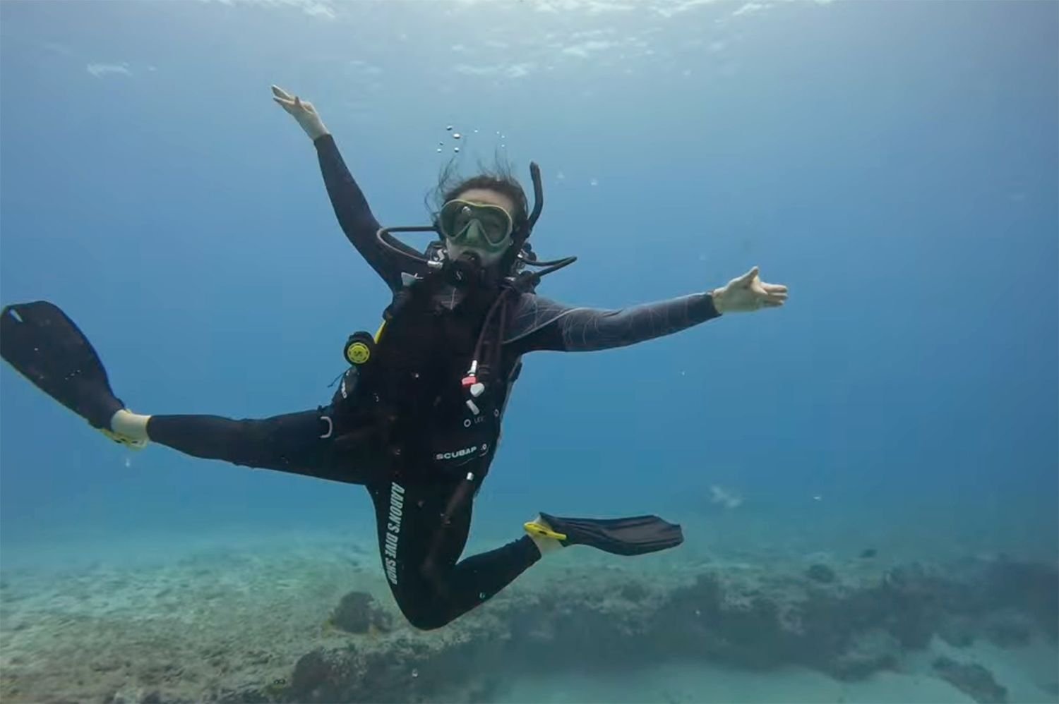I Traveled Solo to the Bahamas to Learn to Scuba Dive—Hours Later, I Was Shivering in a Hospital. These Are the 4 Red Fl
