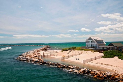 17 Delightful U.S. Beach Towns With Laid-back Vibes and Stunning Coastal Views