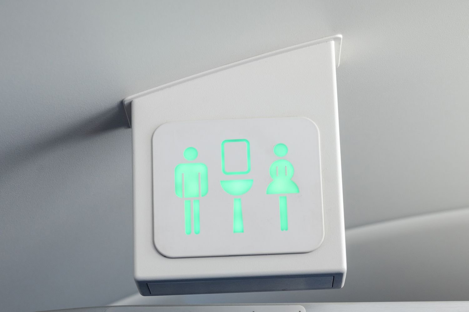 The Best Time to Use the Bathroom During a Flight, According to Experts