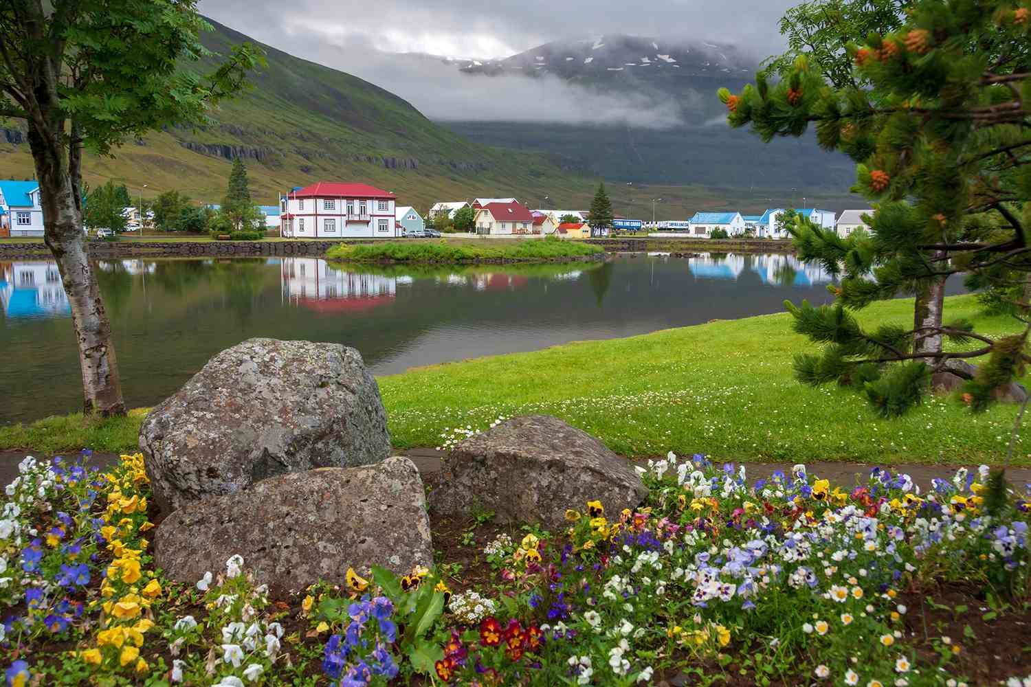 8 Best Small Towns in Iceland for Stunning Landscapes, Hearty Fare, and Northern Lights Views