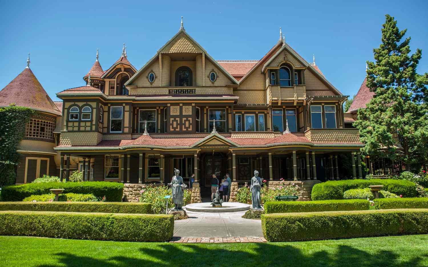 12 Real Haunted Houses In the United States