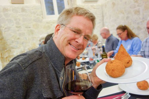 Rick Steves Just Gave Us His Best Tips on How to Find a Great Restaurant on Vacation