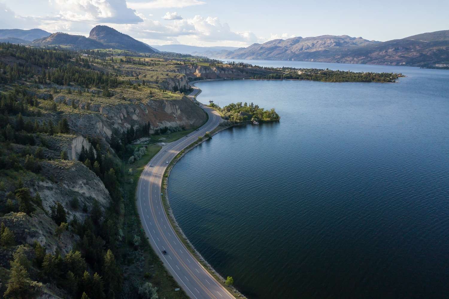 This 130-mile Drive Is One of North America’s Prettiest—With Alpine Lakes, Small Towns, and Access to 180+ Wineries