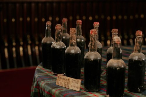 Ältester Whisky der Welt zufällig hinter Geheimtür entdeckt