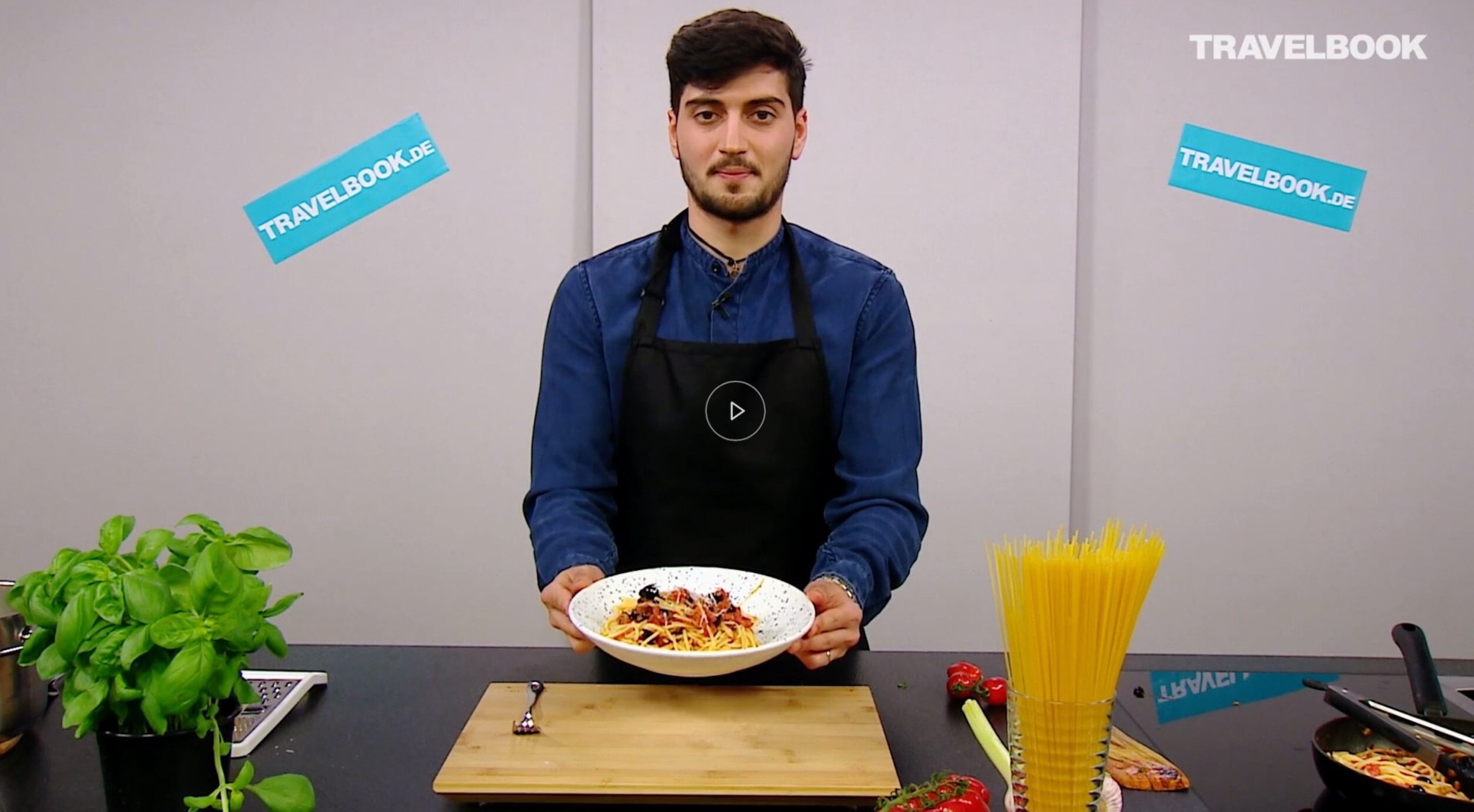Italiener zeigt, wie man Spaghetti nach „Hurenart“ kocht
