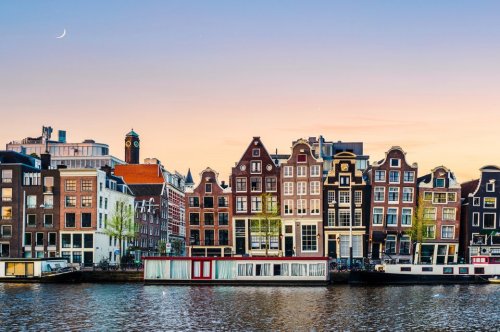 Amsterdam geht gegen Overtourism vor – jetzt auch Touristen-Busse verboten!