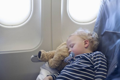 33 Tipps für den ersten Flug mit Kindern