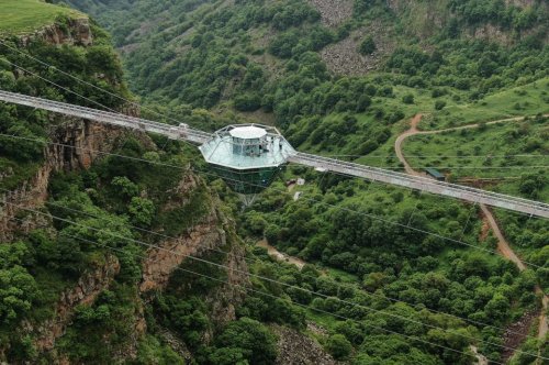 Spektakuläre Glasbrücke in Georgien eröffnet