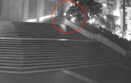 Hier brettert ein Tourist im Luxusauto die Spanische Treppe in Rom runter