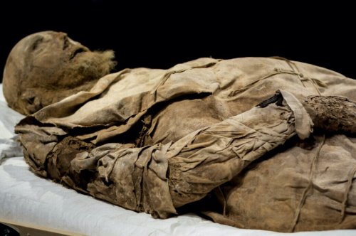 Die Bischofs-Mumie, die mit einem Fötus begraben wurde