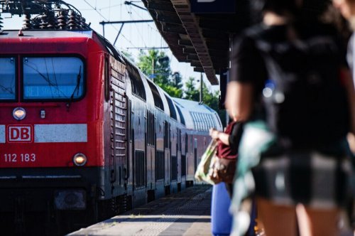 Für zwei Euro mit der Bahn durch ganz Deutschland fahren? Der Trick im Check