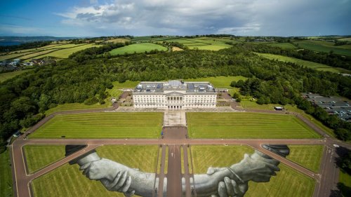 Las manos gigantes de Saype llegan a Belfast (y cuestionan la naturaleza del arte)