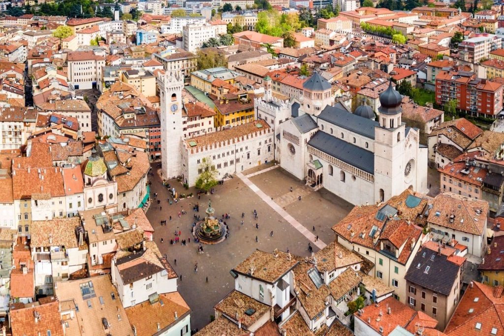 EXPLORING ITALY - cover