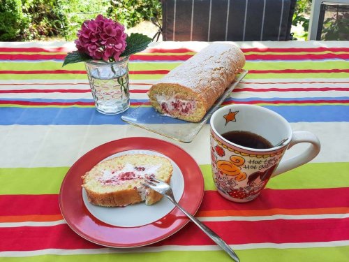 Biskuitrolle Rezept: Fluffig, unwiderstehlich lecker und garantiert gelingsicher!