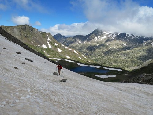 ¿Es necesario llevar un piolet y crampones para la GR11?