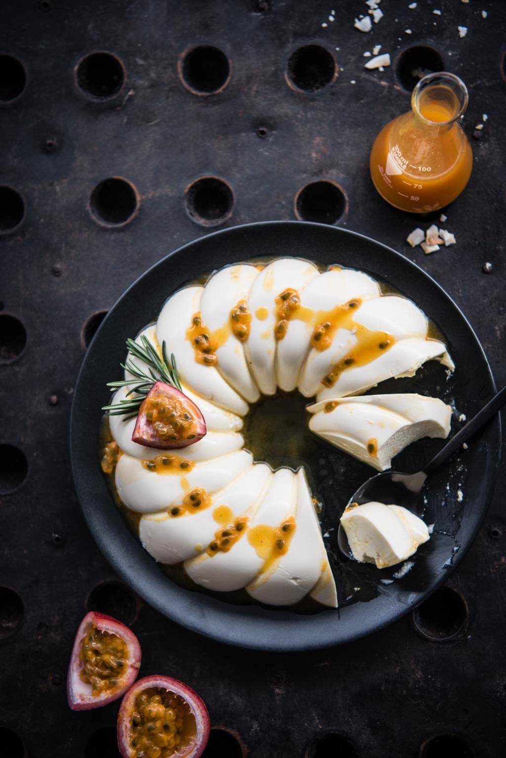 Verführerisches Dessert: Panna Cotta mit Joghurt, Passionsfrucht & Rosmarin – so lecker! - trickytine