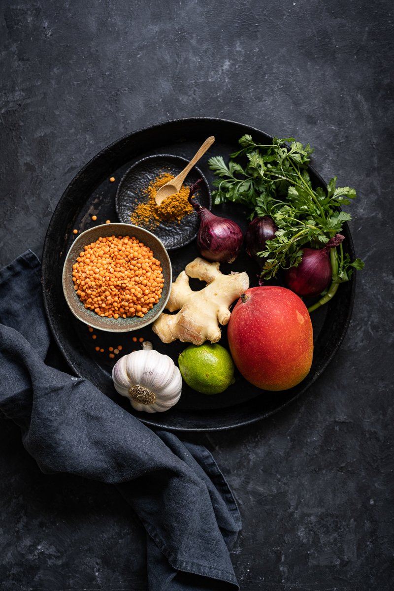 Leckeres Linsen-Curry mit Mango und Kokosmilch – cremig, vegan, fruchtig, tolles 30 Minuten Rezept!